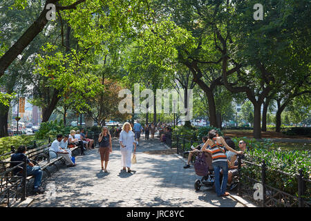 Union Square Garten mit Menschen zu Fuß und sitzen auf Bänken an einem sonnigen Tag in New York Stockfoto