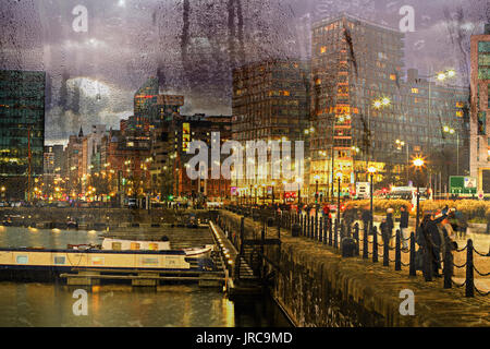 Blick durch eine misty Fenster mit Regentropfen auf die nächtliche Gebäude in Liverpool, Großbritannien Stockfoto