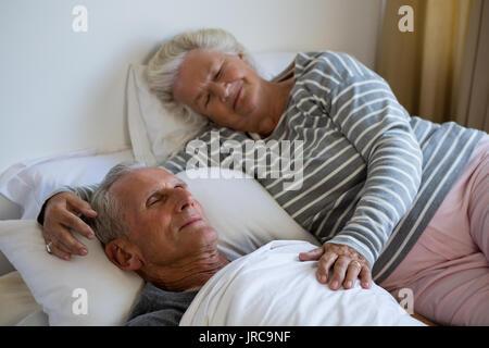 Hohe Betrachtungswinkel von Senior paar Schlaf im Bett im Pflegeheim Stockfoto