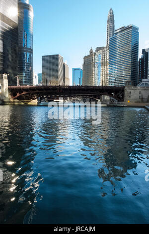 Skyline von Chicago und Eisen Brücke, wie vom Fluss aus gesehen, nur außerhalb der Mart Stockfoto