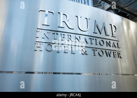 Zeichen für Trump International Hotel & Tower in der Innenstadt von Chicago Stockfoto