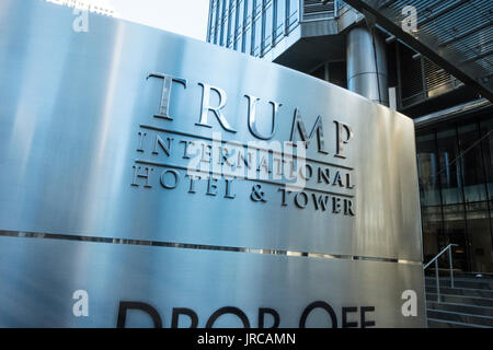 Zeichen für Trump International Hotel & Tower in der Innenstadt von Chicago Stockfoto