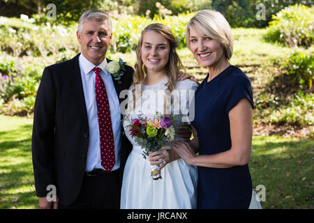 Porträt der Braut stehen mit ihren Eltern in Park Stockfoto