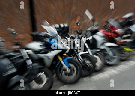 Hinweis-Effekt erreicht durch Verwendung A ZOOM platzen Moped Lager im Zentrum von London. Stockfoto
