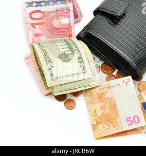 Geldbeutel und Papiergeld isoliert auf weißem Stockfoto