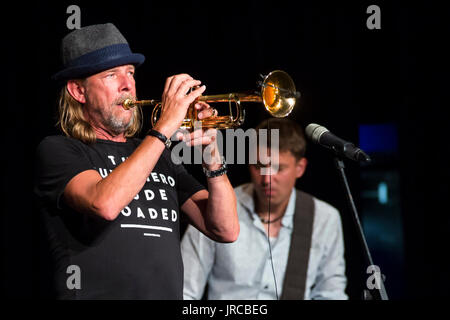 Wetzlar, Deutschland. 1. August 2017. Rüdiger Baldaufs Trompete nachts Wetzlarer Festspiele 2017, Stadthalle Wetzlar. Jazz/Fusion/Funk/Soul Konzert. Im Bild: Rüdiger Baldauf (Trompete). Bildnachweis: Christian Lademann Stockfoto