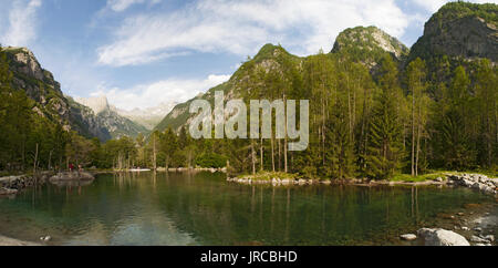 Italien: Blick auf die alpine See der Mello ins Tal, grüne Tal, umgeben von Granit Berge und Wald Bäume der italienischen Yosemite Valley umbenannt Stockfoto