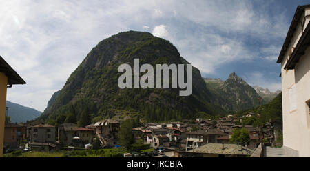 Blick auf San Martino, einem kleinen Dorf in der Ausgangspunkt für die Wanderung in das Tal Val di Mello Mello, ein grünes Tal von Granit Berge umgeben Stockfoto