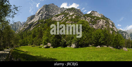 Die Mello Tal, ein grünes Tal von Granit Berge und Wald umgeben von Bäumen, umbenannt in das kleine italienische Yosemite Tal durch die Naturfreunde Stockfoto