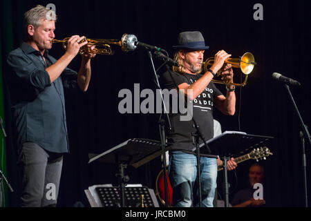 Wetzlar, Deutschland. 1. August 2017. Rüdiger Baldaufs Trompete nachts Wetzlarer Festspiele 2017, Stadthalle Wetzlar. Jazz/Fusion/Funk/Soul Konzert. Im Bild: Andy Haderer (Trompete), Rüdiger Baldauf (Flügelhorn). Bildnachweis: Christian Lademann Stockfoto