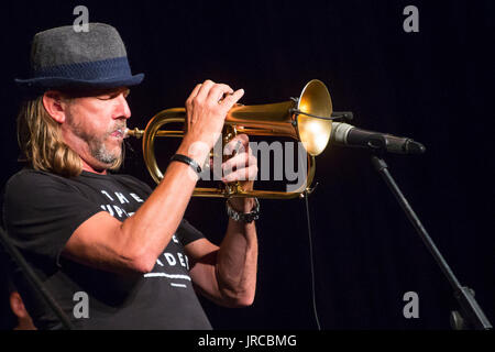 Wetzlar, Deutschland. 1. August 2017. Rüdiger Baldaufs Trompete nachts Wetzlarer Festspiele 2017, Stadthalle Wetzlar. Jazz/Fusion/Funk/Soul Konzert. Im Bild: Rüdiger Baldauf (Flügelhorn). Bildnachweis: Christian Lademann Stockfoto