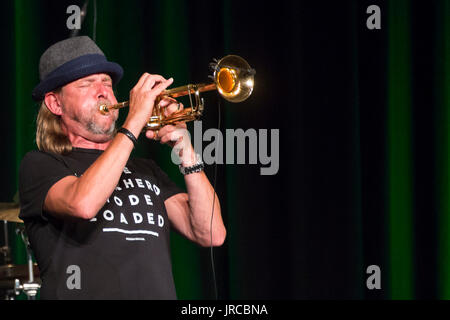 Wetzlar, Deutschland. 1. August 2017. Rüdiger Baldaufs Trompete nachts Wetzlarer Festspiele 2017, Stadthalle Wetzlar. Jazz/Fusion/Funk/Soul Konzert. Im Bild: Rüdiger Baldauf (Trompete). Bildnachweis: Christian Lademann Stockfoto