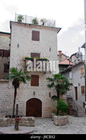 Ein alter Stein, restauriert, Haus mit einem gut vor. Nehmen Sie ein Bild in der Altstadt von Kotor Stockfoto