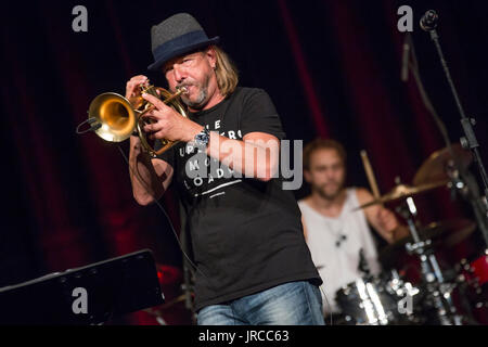 Wetzlar, Deutschland. 1. August 2017. Rüdiger Baldaufs Trompete nachts Wetzlarer Festspiele 2017, Stadthalle Wetzlar. Jazz/Fusion/Funk/Soul Konzert. Im Bild: Hinten Rüdiger Baldauf (Flügelhorn), Thomas Heinz (Schlagzeug). Bildnachweis: Christian Lademann Stockfoto