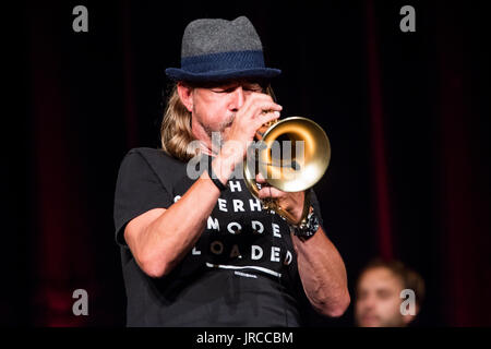 Wetzlar, Deutschland. 1. August 2017. Rüdiger Baldaufs Trompete nachts Wetzlarer Festspiele 2017, Stadthalle Wetzlar. Jazz/Fusion/Funk/Soul Konzert. Im Bild: Rüdiger Baldauf (Flügelhorn). Bildnachweis: Christian Lademann Stockfoto