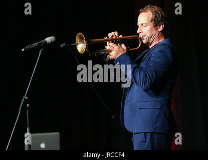 Wetzlar, Deutschland. 1. August 2017. Rüdiger Baldaufs Trompete nachts Wetzlarer Festspiele 2017, Stadthalle Wetzlar. Jazz/Fusion/Funk/Soul Konzert. Im Bild: Joo Kraus (Trompete). Bildnachweis: Christian Lademann Stockfoto