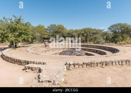 GROOTFONTEIN, NAMIBIA - Juni 20, 2017: Ein unbekannter Tourist an der Hoba Meteorit in der Nähe von Grootfontein in Namibia, bei 60 Tonnen, der größte bekannte Meteor Stockfoto