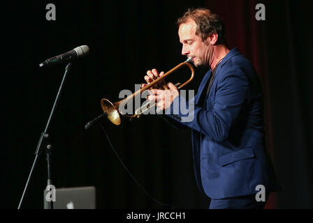 Wetzlar, Deutschland. 1. August 2017. Rüdiger Baldaufs Trompete nachts Wetzlarer Festspiele 2017, Stadthalle Wetzlar. Jazz/Fusion/Funk/Soul Konzert. Im Bild: Joo Kraus (Trompete). Bildnachweis: Christian Lademann Stockfoto