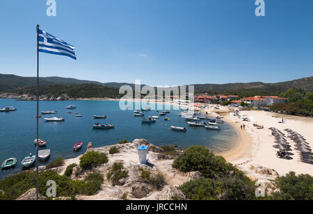 Kalamitsi, Griechenland - 29. Juli 2017: die Leute am Strand und Boote an der berühmten kalamitsi Beach an der Halbinsel Sithonia in Chalkidiki, Griechenland. Stockfoto