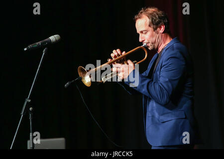 Wetzlar, Deutschland. 1. August 2017. Rüdiger Baldaufs Trompete nachts Wetzlarer Festspiele 2017, Stadthalle Wetzlar. Jazz/Fusion/Funk/Soul Konzert. Im Bild: Joo Kraus (Trompete). Bildnachweis: Christian Lademann Stockfoto