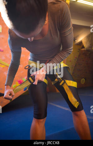 Bestimmt Frau mit Sicherheit Kabelbaum im Fitness Studio. Stockfoto