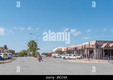 GROOTFONTEIN, NAMIBIA - 20. JUNI 2017: eine Straße Szene mit Unternehmen und Fahrzeuge in Grootfontein in der Kavango Region von Namibia Stockfoto