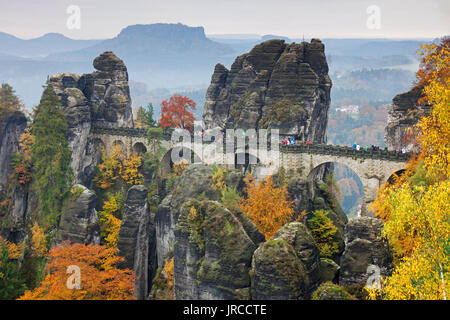 Basteibrücke/Basteibrücke über der Elbe im Elbsandsteingebirge im Herbst, Nationalpark Sächsische Schweiz, Sachsen, Deutschland Stockfoto