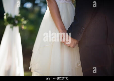 Den mittleren Abschnitt der Paar Hände halten in Park Stockfoto