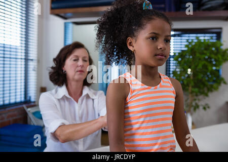 Physiotherapeut, Handmassage Mädchen, Patienten in der Klinik Stockfoto