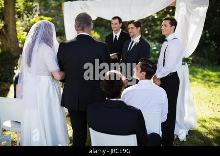 Braut und Bräutigam unter Eid vor der Minister während der Hochzeit Stockfoto