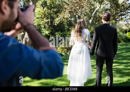 Fotograf, Foto vom Brautpaar in Park Stockfoto