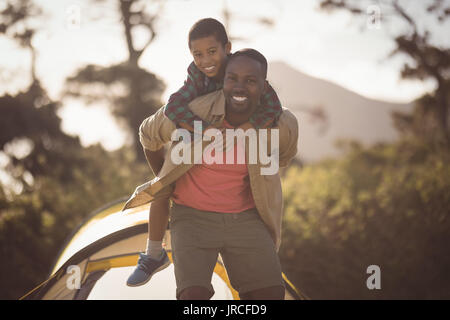 Portrait von Vater und Sohn piggyback Ride Stockfoto