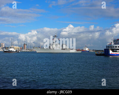 Die USS Donald Cook verlässt den Hafen von Portsmouth, England Stockfoto