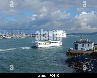 Ein wight Link Katamaran und Brittany Ferries Fähre im Hafen von Portsmouth, England Stockfoto