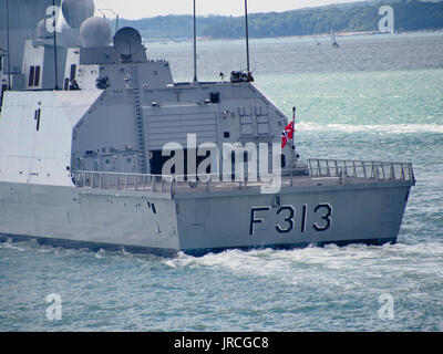 HNoMS Helge Ingstad eine Fridjof nansen Klasse Fregatte der norwegischen Marine verlassen Portsmouth Harbour Stockfoto