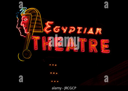 Egyptian Theatre Leuchtreklame bei Nacht, Coos Bay, Oregon Stockfoto