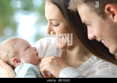 Stolze Eltern halten Ihr Baby eine ihm Stockfoto