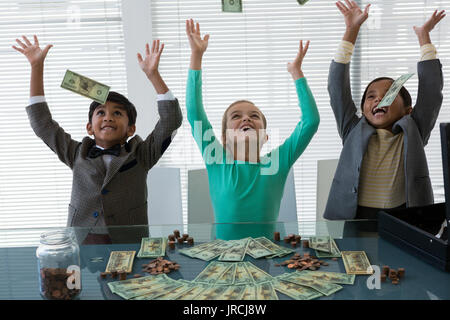 Freundliche Geschäft Leute werfen Währung in der Luft am Arbeitsplatz Stockfoto