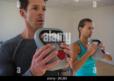 Dedizierte Athleten Training mit Kettlebells im Club Stockfoto