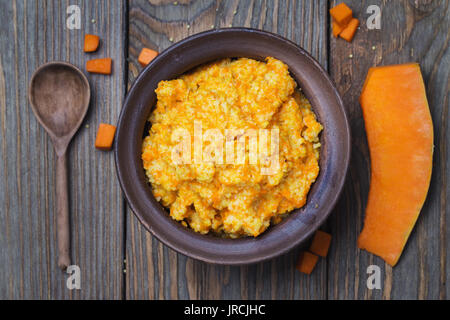 Porridge mit Kürbis und Hirse, Ansicht von oben Stockfoto