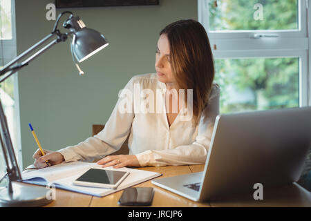 Junge Frau im Salon zu Hause arbeiten Stockfoto
