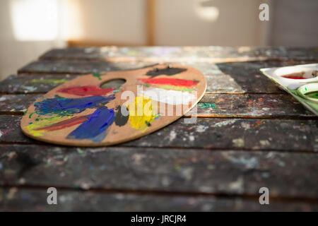 In der Nähe der bunten Palette auf hölzernen Tisch in Zeichnung Klasse Stockfoto
