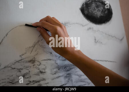 7/8 Hand der Künstlerin Gemälde auf Leinwand im Kunstunterricht Stockfoto