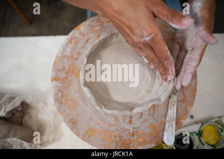 Nahaufnahme der Potter molding Clay in der Klasse Stockfoto