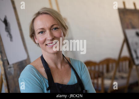 Portrait von lächelnden reife Frau in der Kunst Klasse Stockfoto