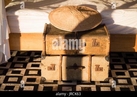 Classic Vintage iron Box und Bambus hat im Cottage Stockfoto