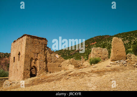 Ruine einer kasbah gegen Himmel an einem sonnigen Tag - bine El ouidane - Marokko Stockfoto