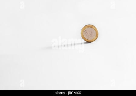 Nahaufnahme von einem Euro Münze auf eine weiße Fläche Stockfoto