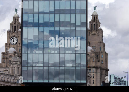 Ein modernes Gebäude mit "Raum" Galerie blockieren Die kultige Aussicht auf das Liver Building, einer von Liverpools Drei Grazien Stockfoto