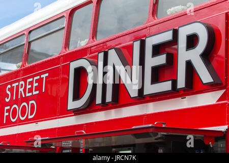 Ein umgebautes Londoner Routemaster Bus, jetzt als Street Food Diner verwendet Stockfoto